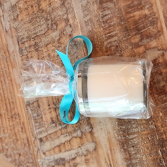 Bath & Body Works Candle - Picture 2 of 4